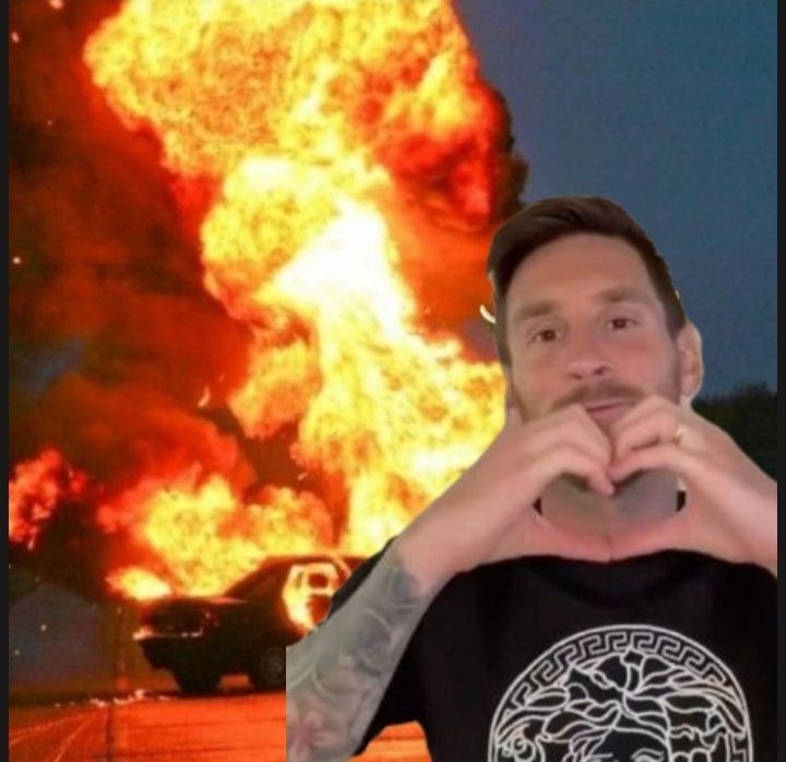 Ảnh chế Messi hôn Ronaldo khiến fan hai bên vừa bất ngờ vừa bật cười