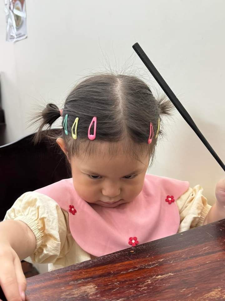 Ảnh meme lườm viral