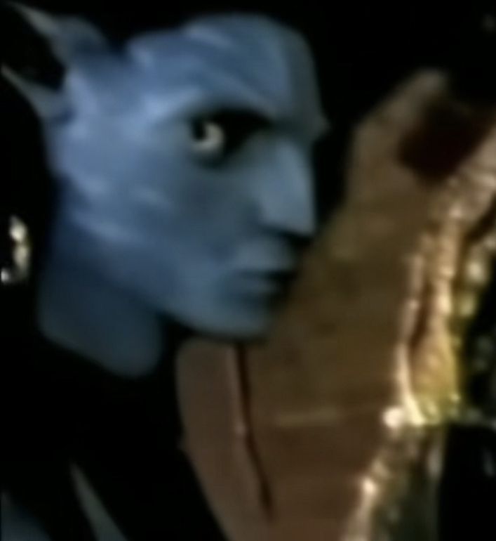 Biểu cảm ánh mắt liếc