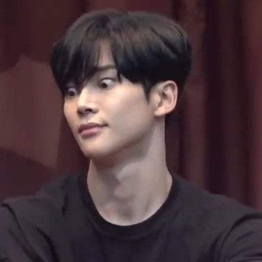 Biểu cảm bất ngờ bật ra như phản xạ tự nhiên