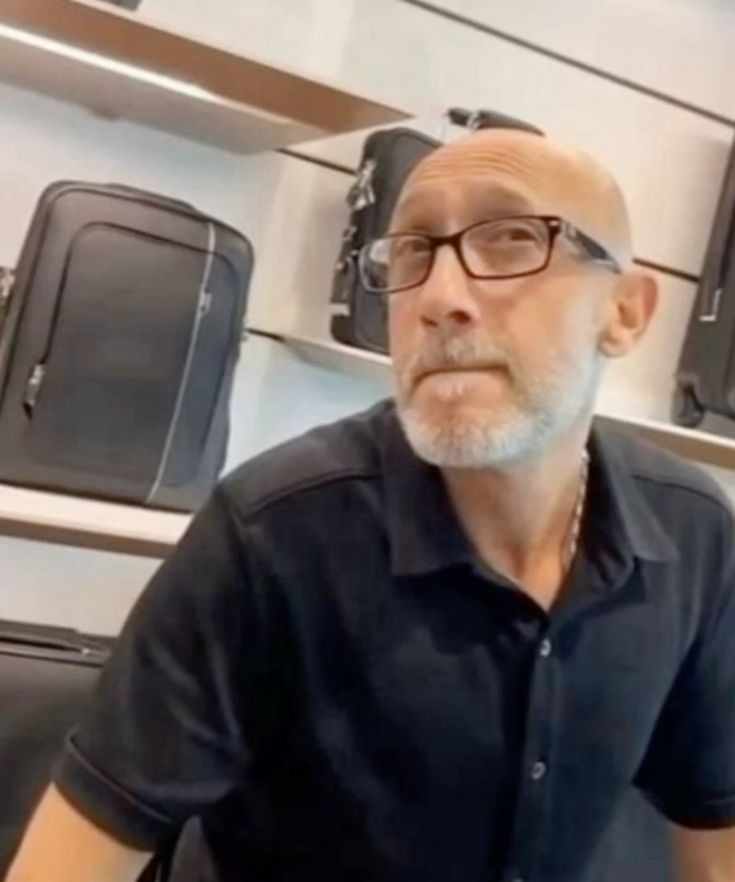 Biểu cảm liếc xéo ngộ nghĩnh