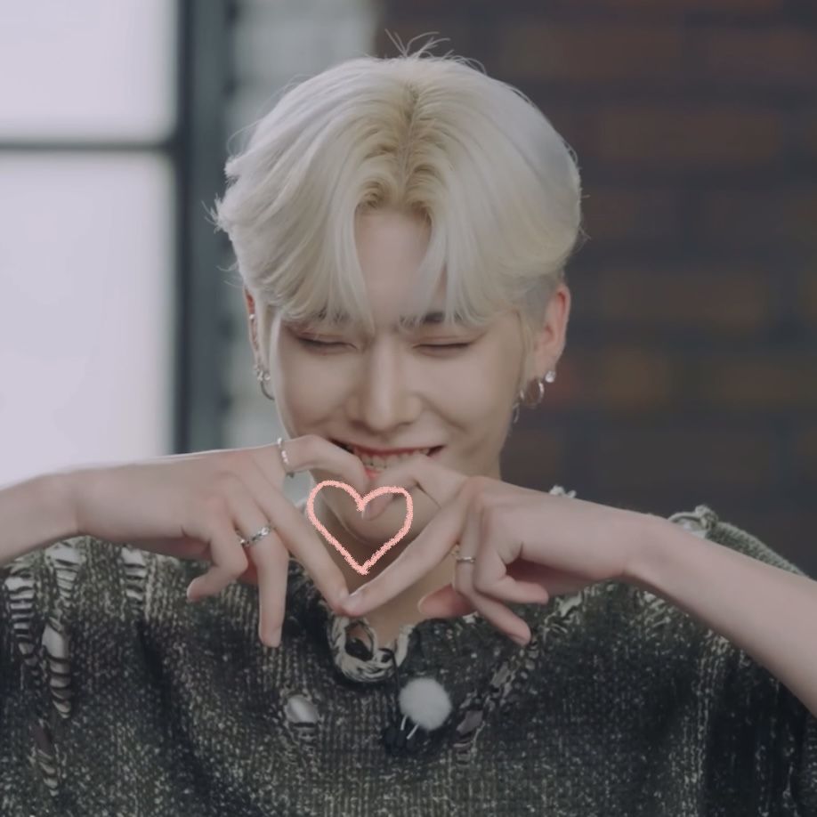 Reaction tim bay bựa comment