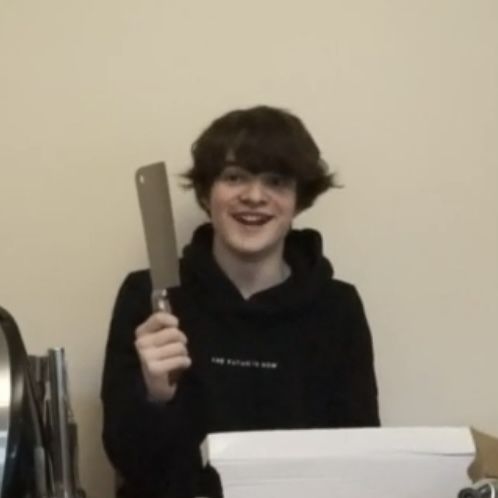 Cầm dao chỉ để cắt bánh, đừng lo quá