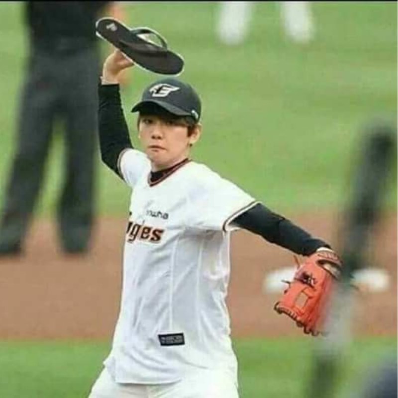 Cầm dép thôi mà ánh mắt đã thay đổi