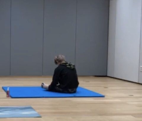 Có lẽ em buồn, nhưng không ai biết cả