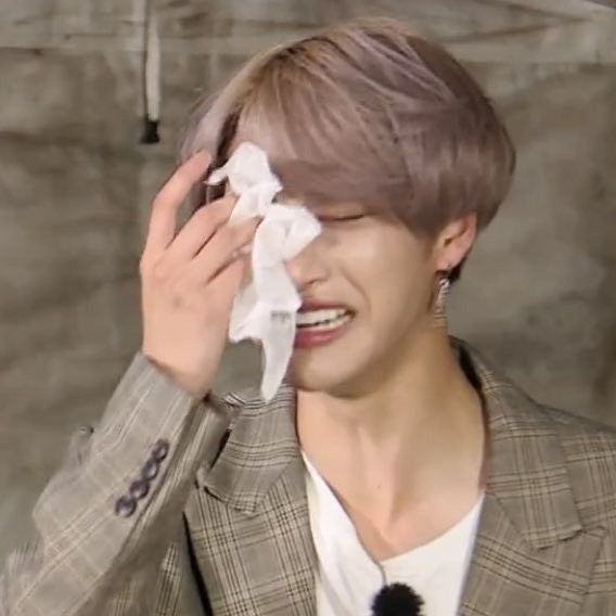 Còn gì nữa đâu mà khóc với sầu, em quen dần rồi