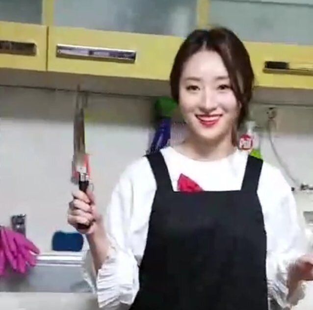 Đừng tưởng cute là không biết cầm dao nha