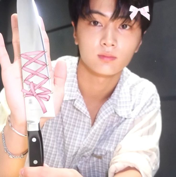 Ghen xong cầm dao là phản xạ tự nhiên thôi