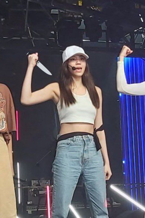 Hãy giải thích, trước khi em cầm thêm dao khác