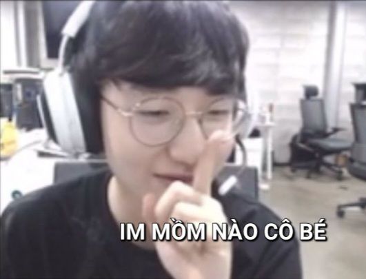 Im mồm nào cô bé