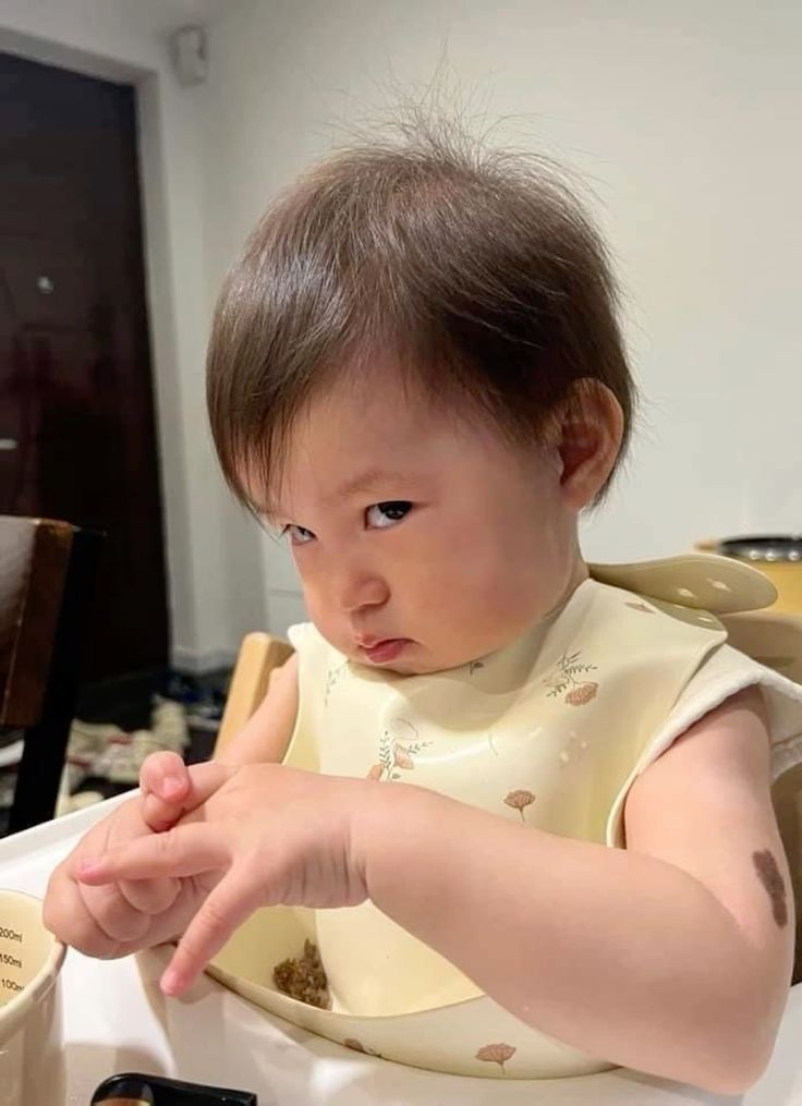 Khoảnh khắc ánh nhìn xéo