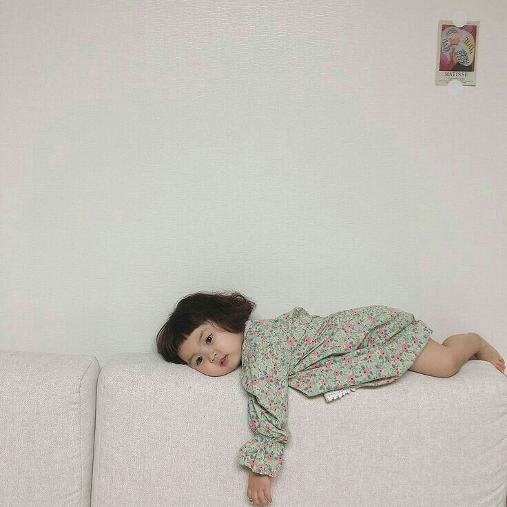 Mắt nhìn xa xăm, đầu nghĩ về khoảng trống