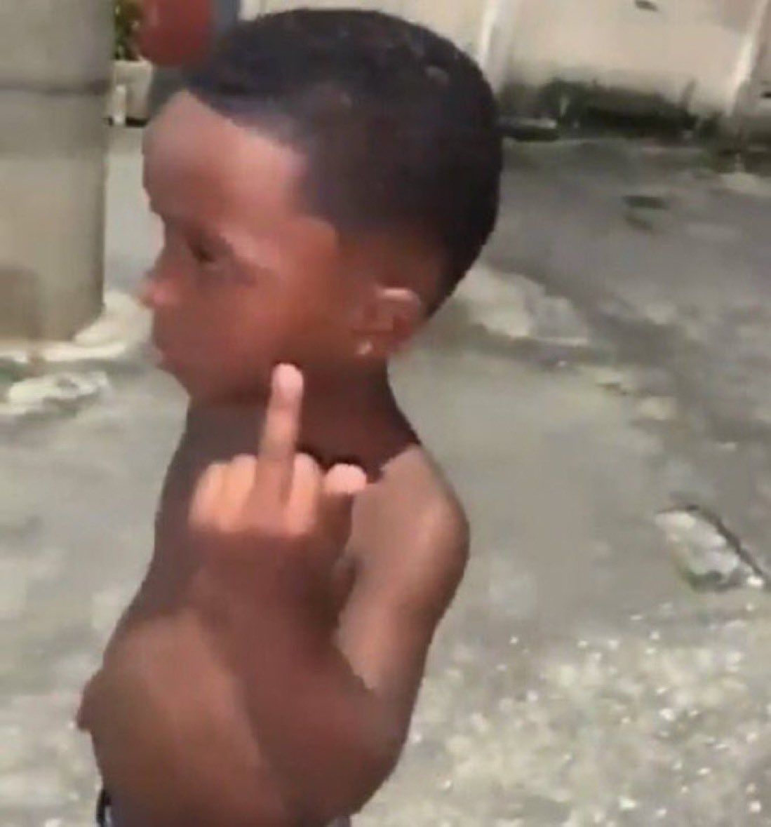 Meme 2 ngón tay chỉ vào nhau dí dỏm