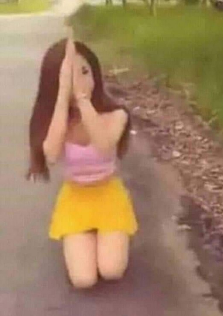 Meme Cẩm Lan quỳ lạy