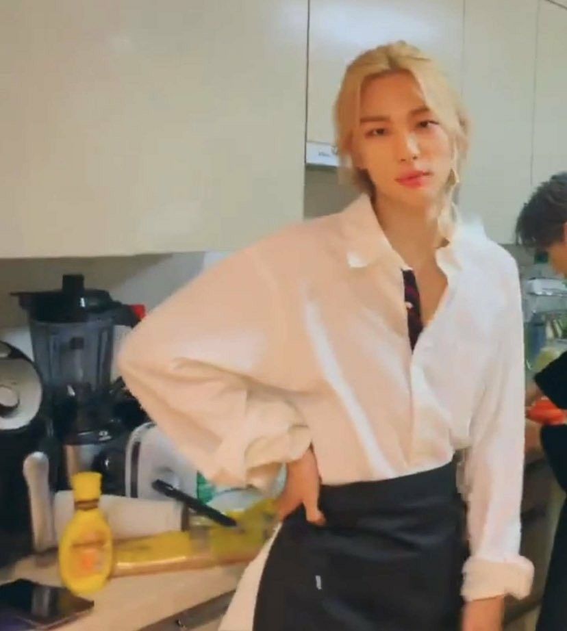 Meme chống nạnh cute