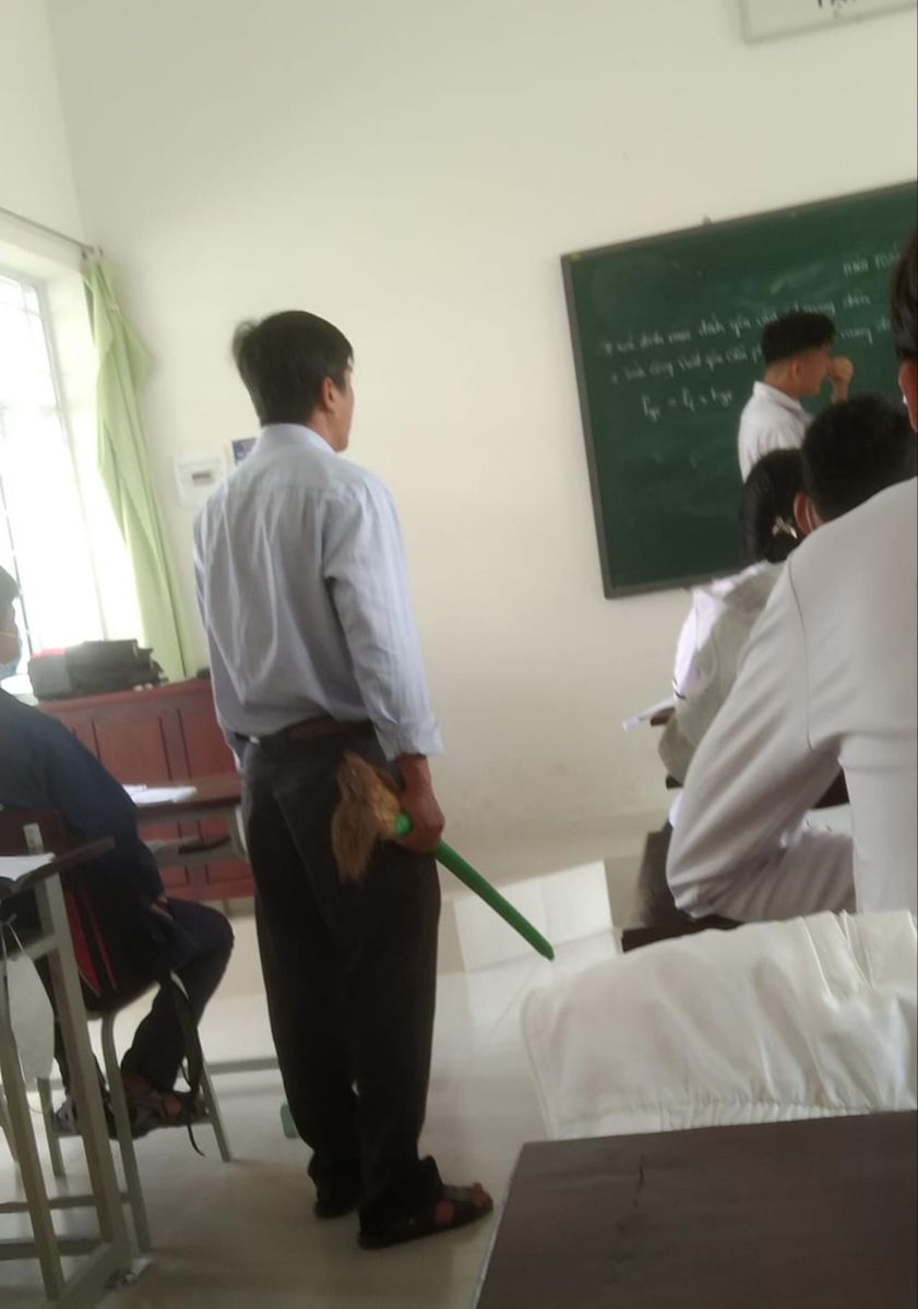 Meme học sinh tái hiện lớp học