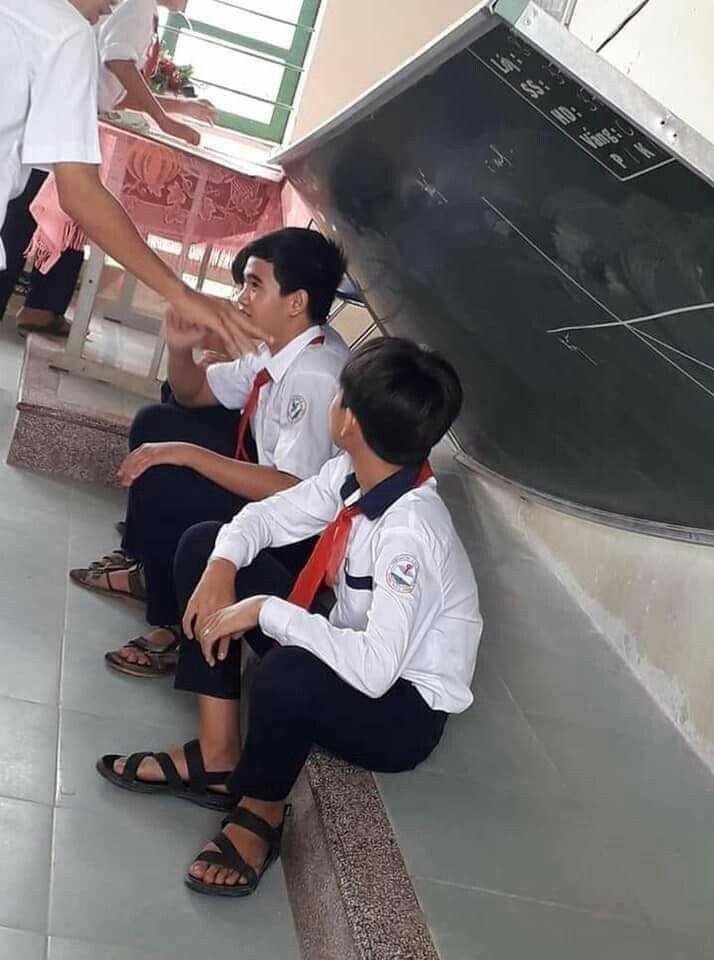 Meme học sinh ngủ gật