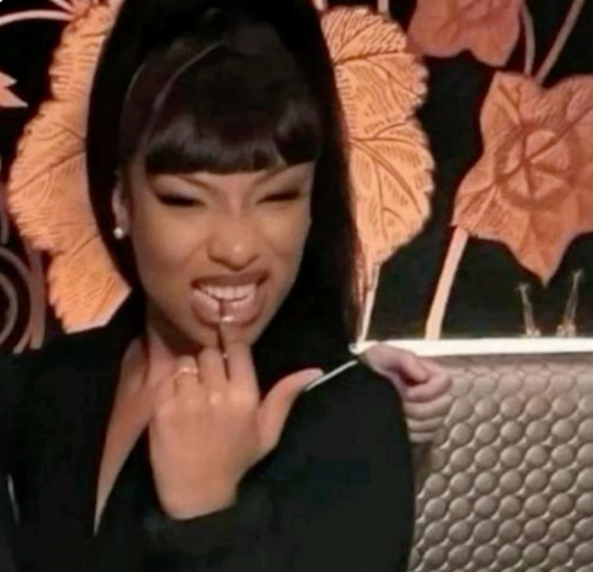 Meme ngại cute được yêu thích vì sự vui tươi và nét ngại ngùng đáng yêu