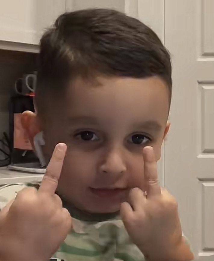 Meme ngón giữa táo bạo