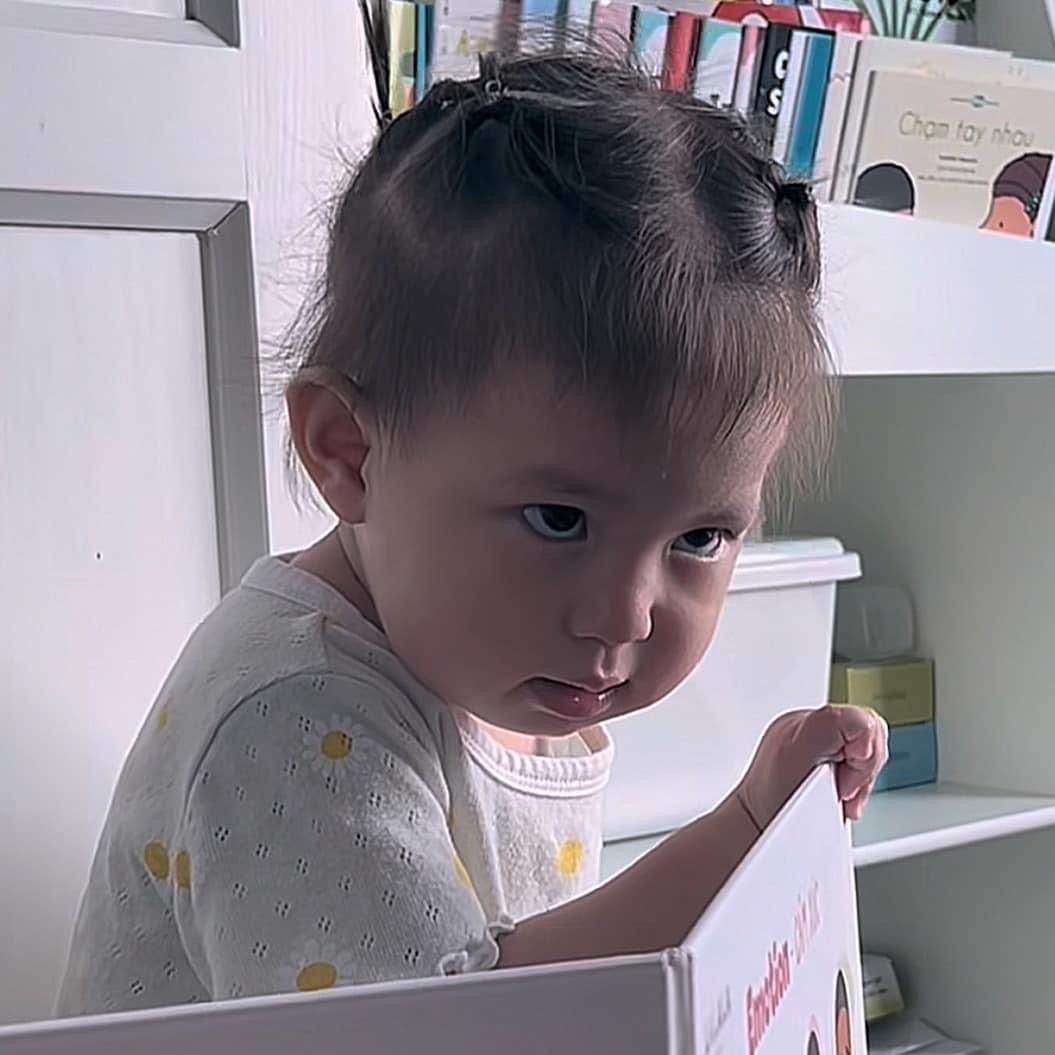 Meme Pam lườm đối lập