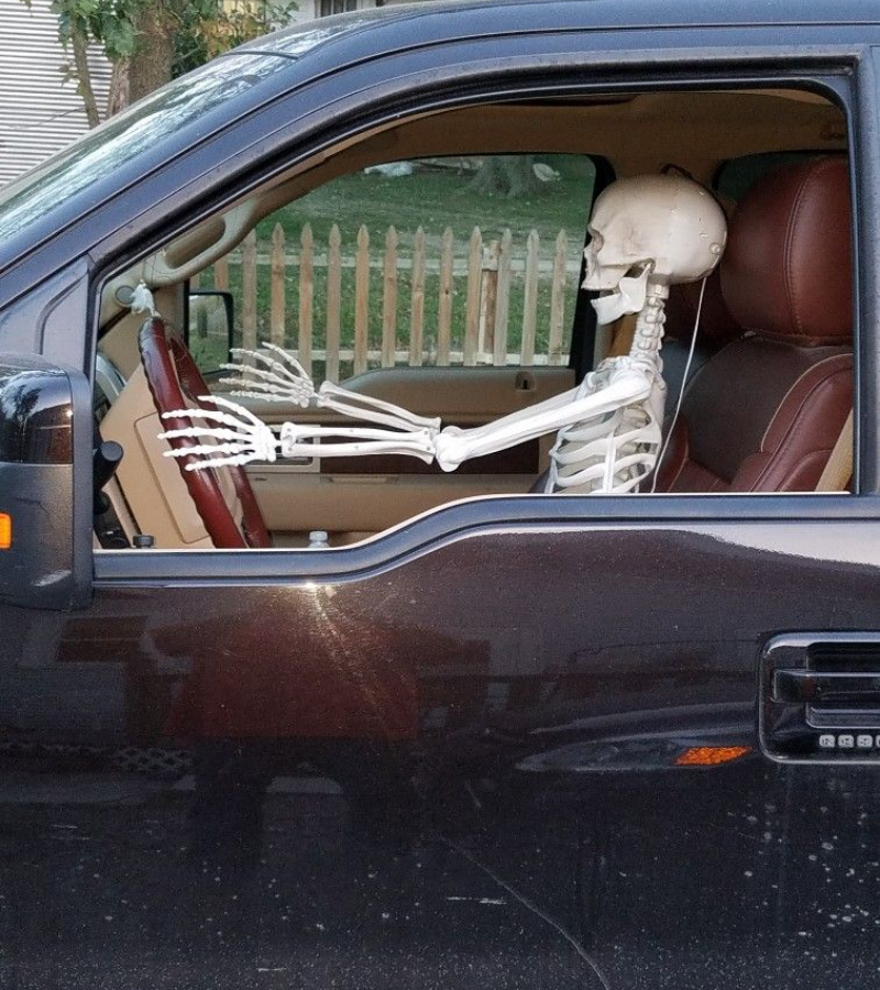 Skeleton lái xe hài