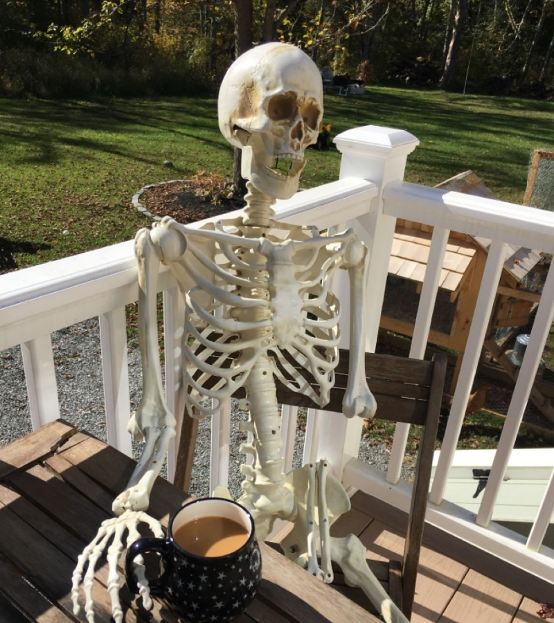 Skeleton uống cafe chờ đợi