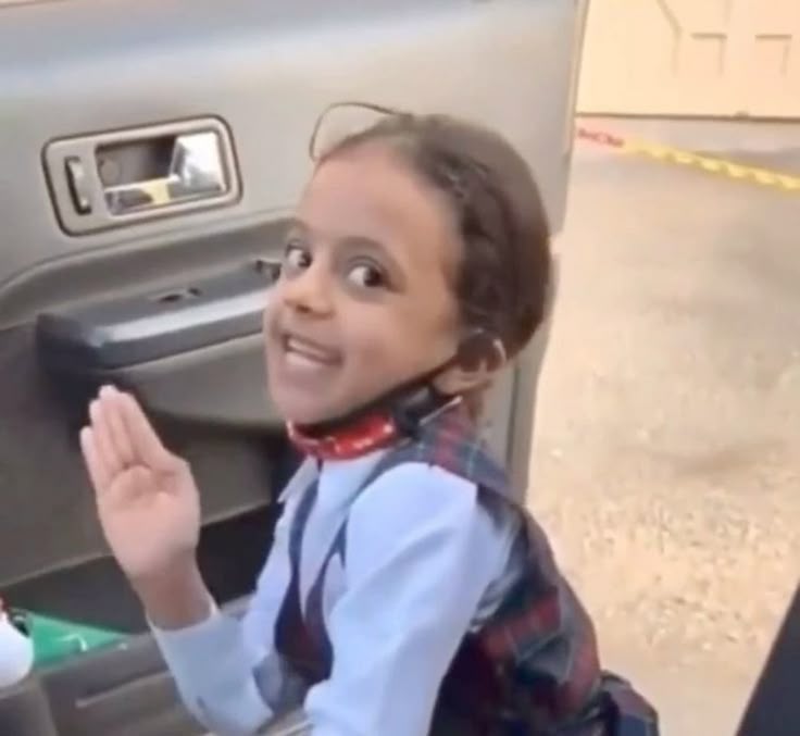 Meme tạm biệt hài hước