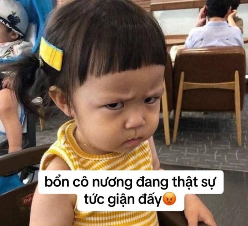 Cười để che giấu tiếng hét bên trong