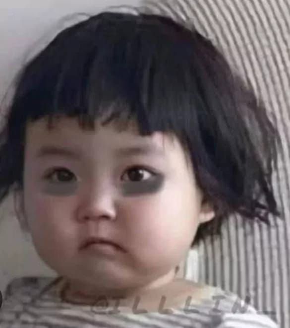 Meme mắt thâm hài hước