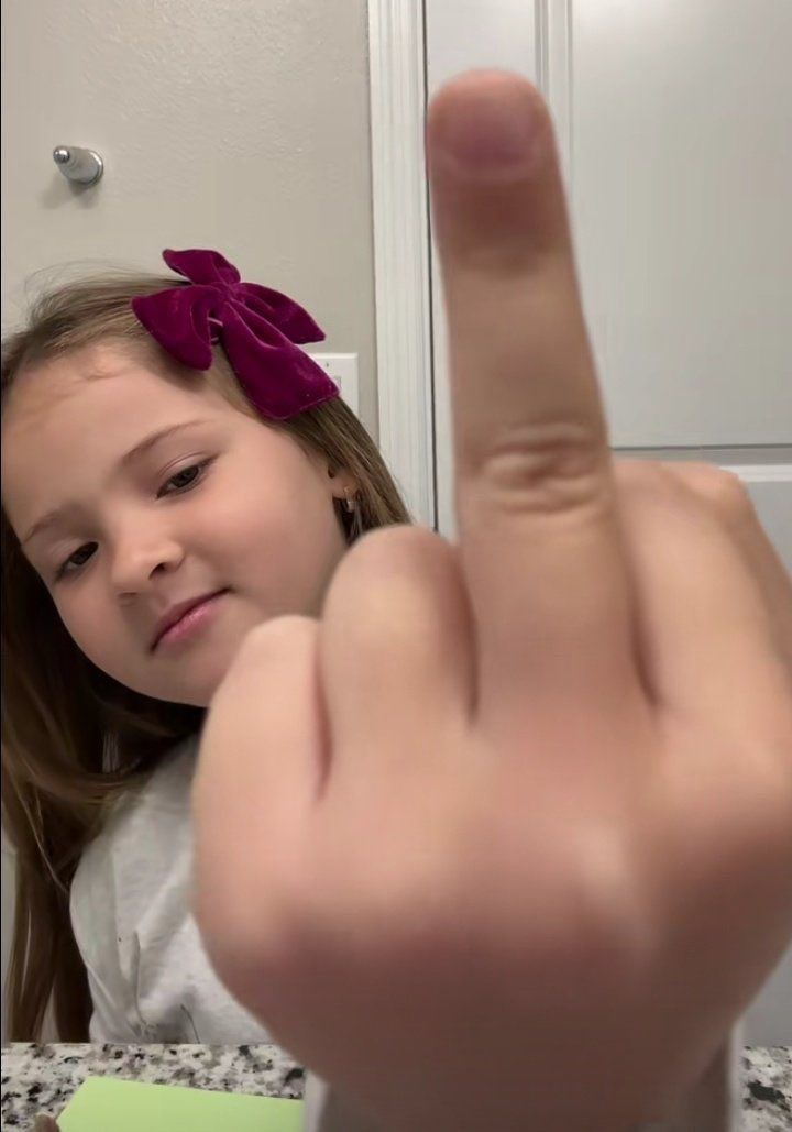 Ngón giữa meme viral nhanh