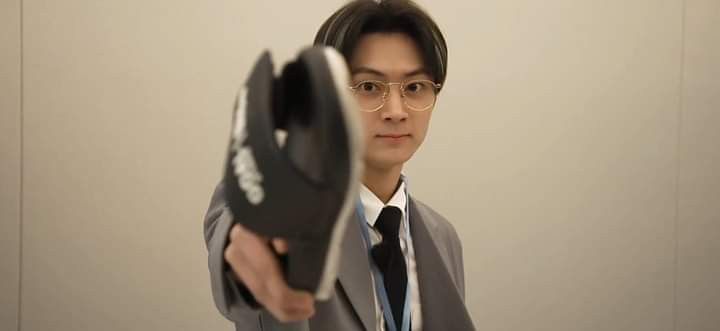 Nói nhiều làm gì khi dép vẫn còn bay