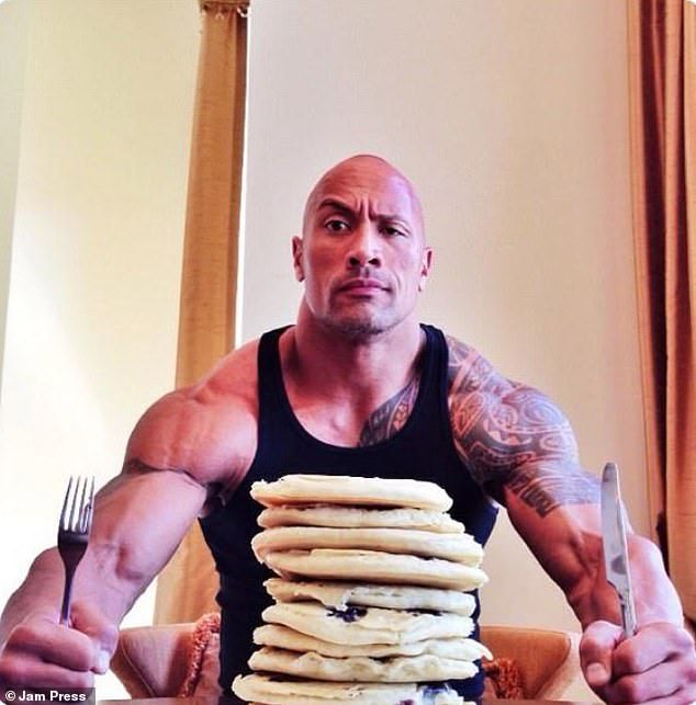 Nói xong câu đó là bị The Rock liếc luôn