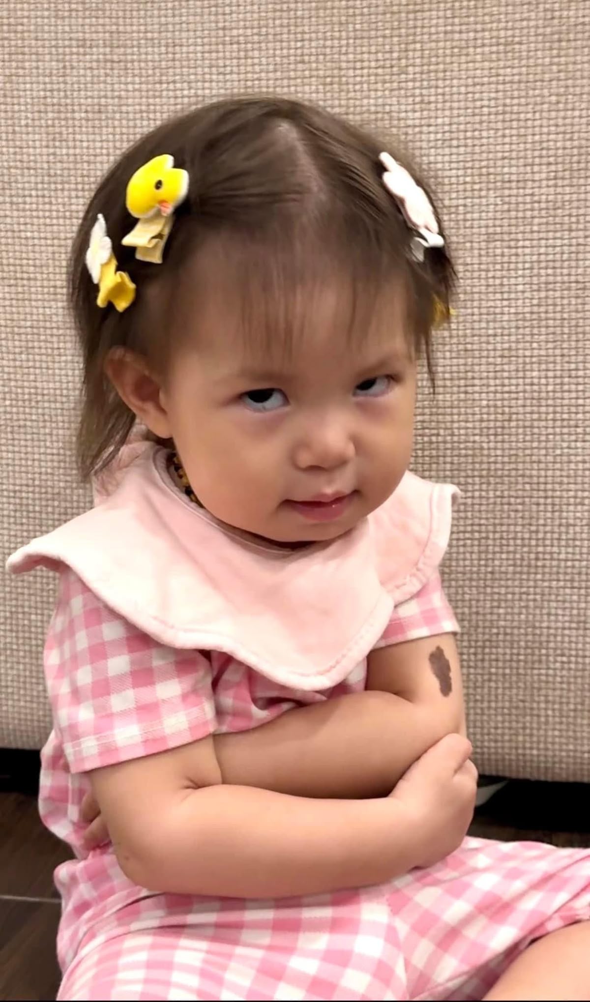 Pha ánh mắt nghiêng tinh nghịch