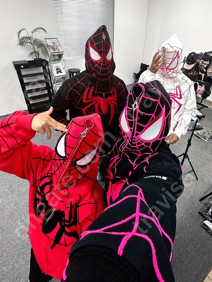 Spiderman nhìn Spiderman, rồi cả hai đều bối rối