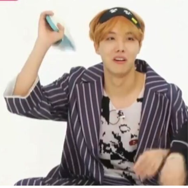 Tao mới nhấc dép thôi mà mày đã khóc