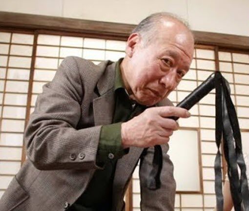 Tokuda cầm roi meme