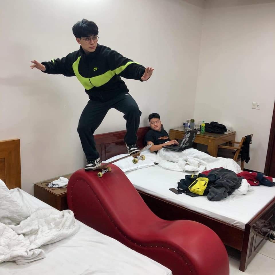 Trượt ván trên ghế tình yêu meme