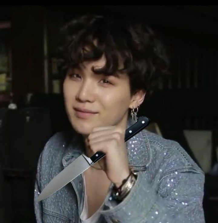 Tui cầm dao chỉ để trang trí outfit