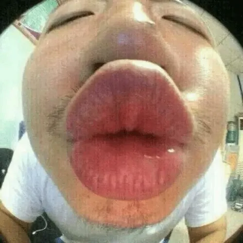 Meme hôn qua màn hình