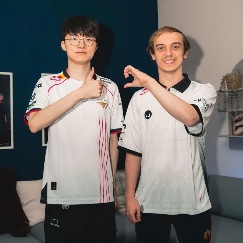 Faker meme trái tim với đối thủ