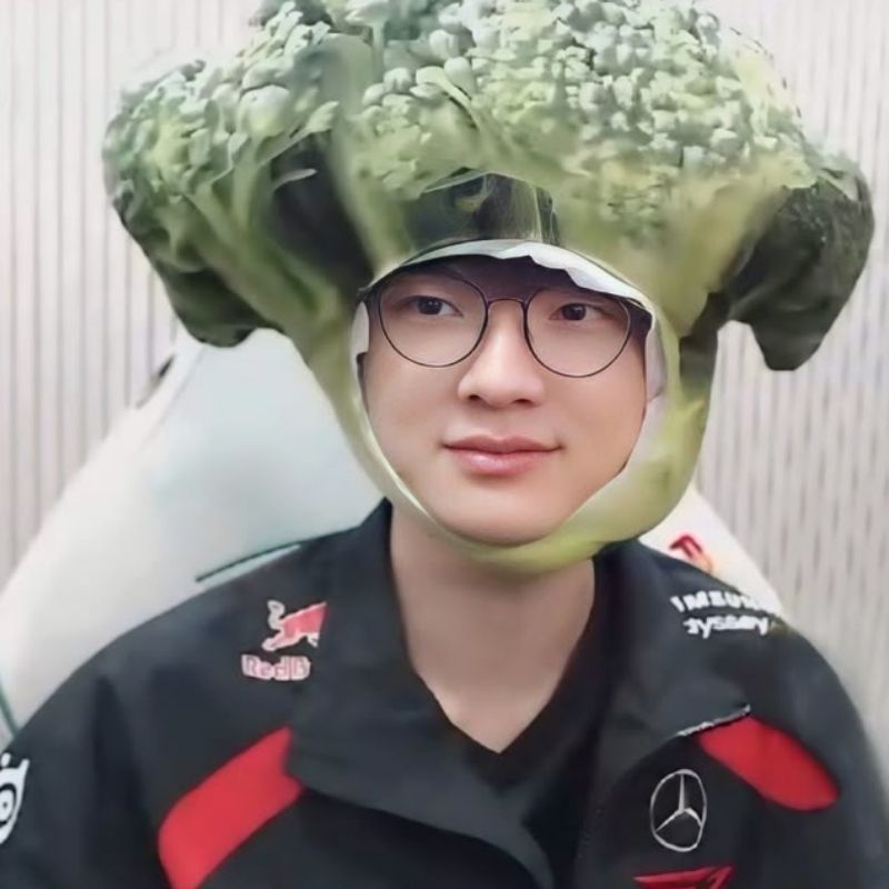 Faker đội gấu bông meme