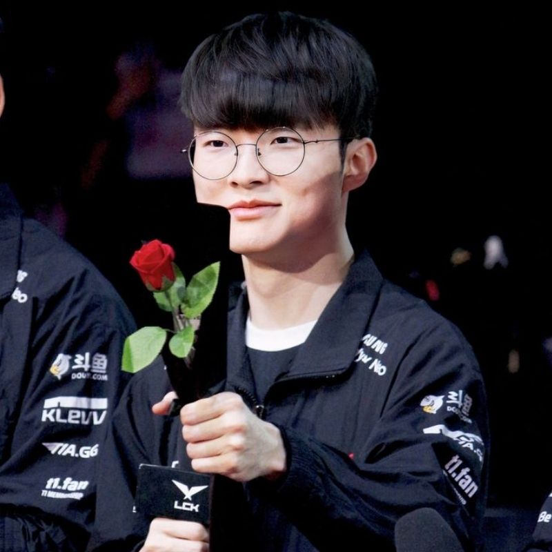 Faker meme tặng hoa