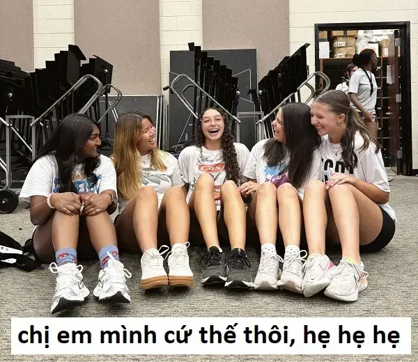Ảnh meme chế Chị em mình cứ thế thôi hẹ hẹ hẹ
