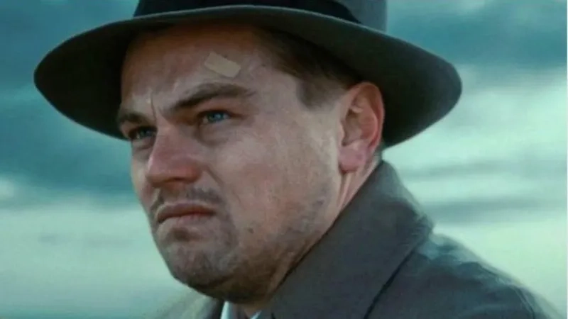 Fan cày lại leo pointing at tv meme triệu view