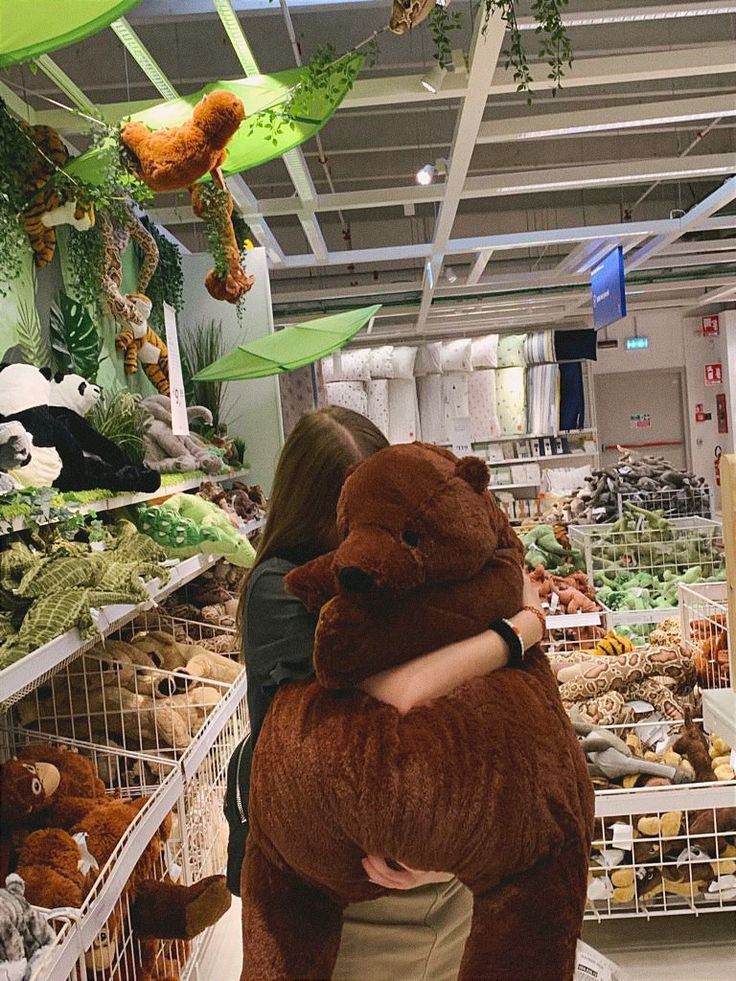 Meme dang tay ôm luôn tạo cảm giác gần gũi đầy thú vị