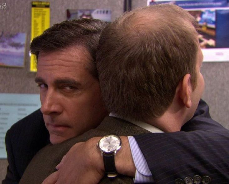 Meme dang tay ôm tạo nên không khí vui nhộn dễ chịu