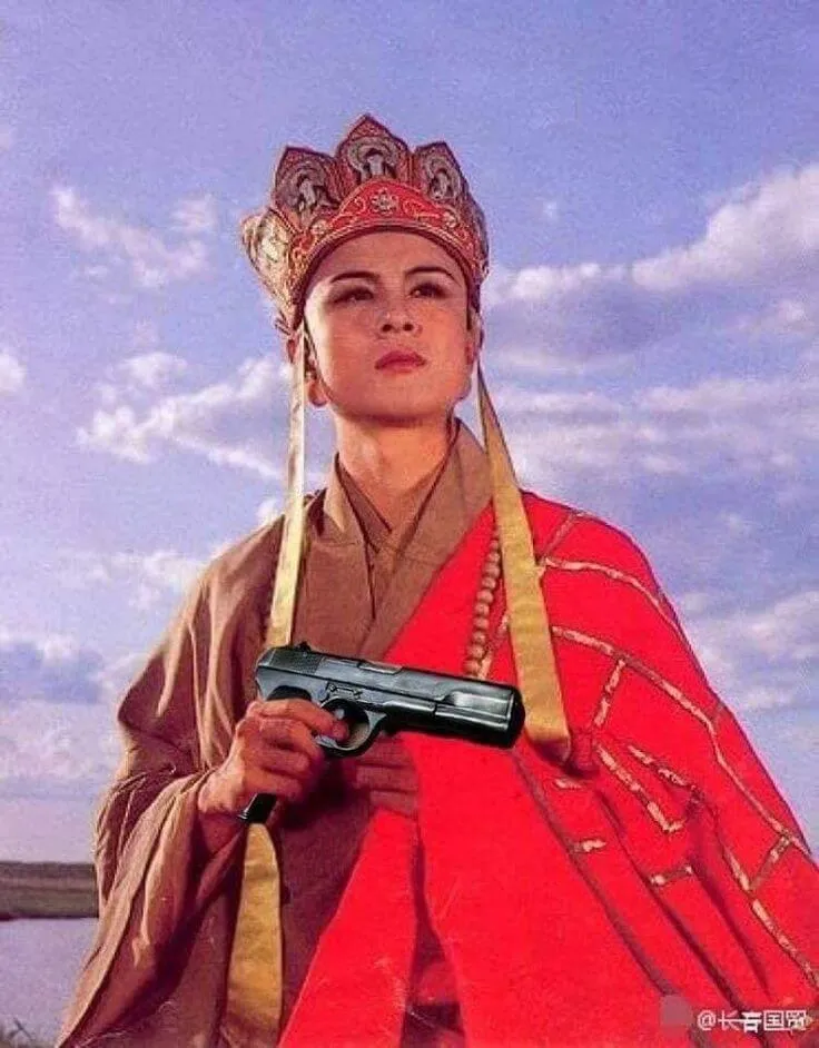 Meme Đường Tăng cầm súng