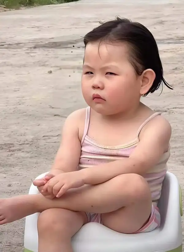 Meme em bé lườm nghi ngờ