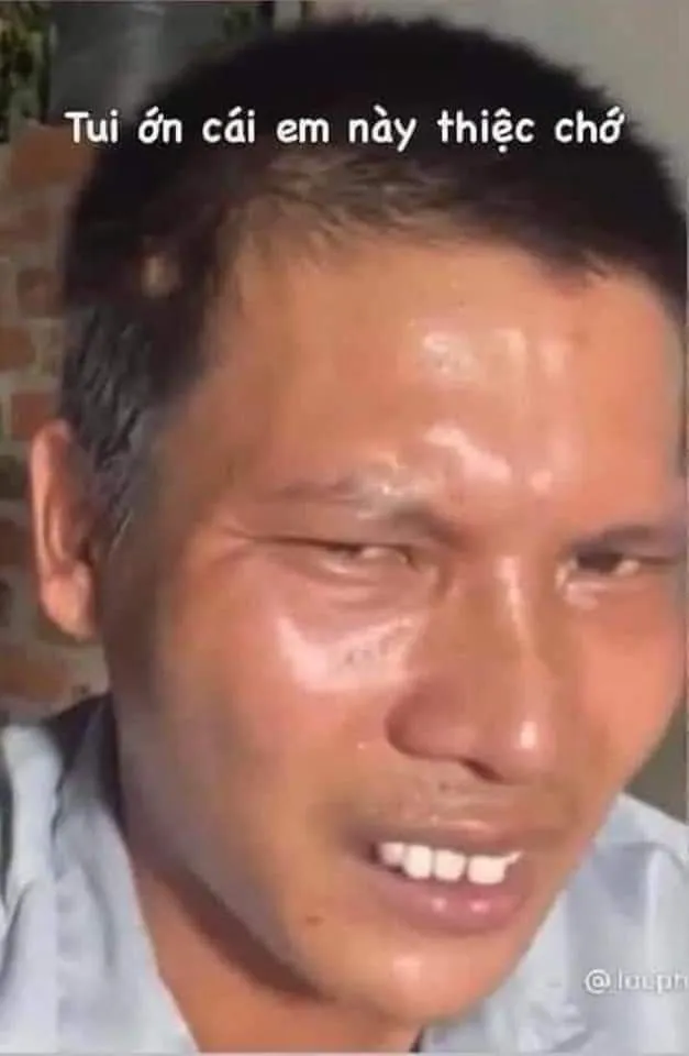 Meme ánh mắt ngờ vực quen thuộc