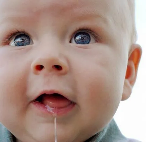 Em bé chảy nước miếng meme